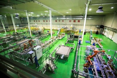 财经大咖走进君乐宝旗帜乳业基地 见证“种出鲜活好奶粉”养殖基地